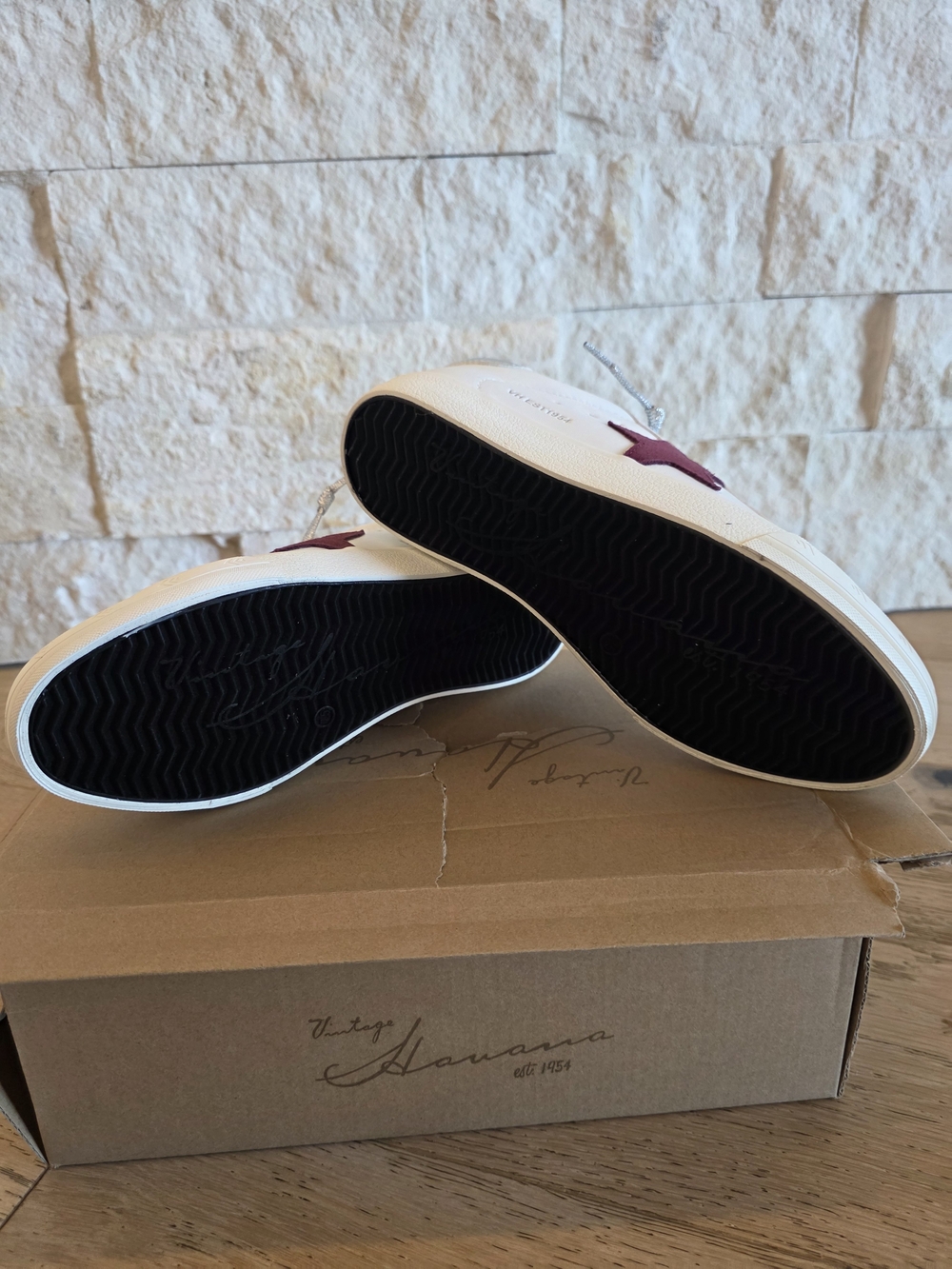 NWT VINTAGE HAVANA Off White Sneakers with Burgundy Star - size 7.5 Womens - Picture 4 of 8